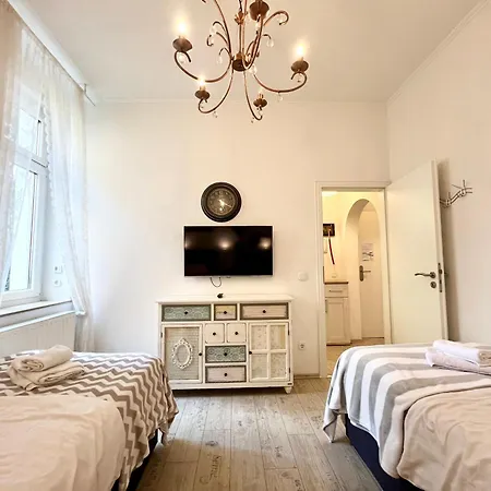 Paris Suite Fuer 4 Mit Kueche Und Wifi Essen Exterior photo