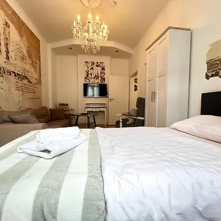 Paris Suite Fuer 4 Mit Kueche Und Wifi Essen Exterior photo