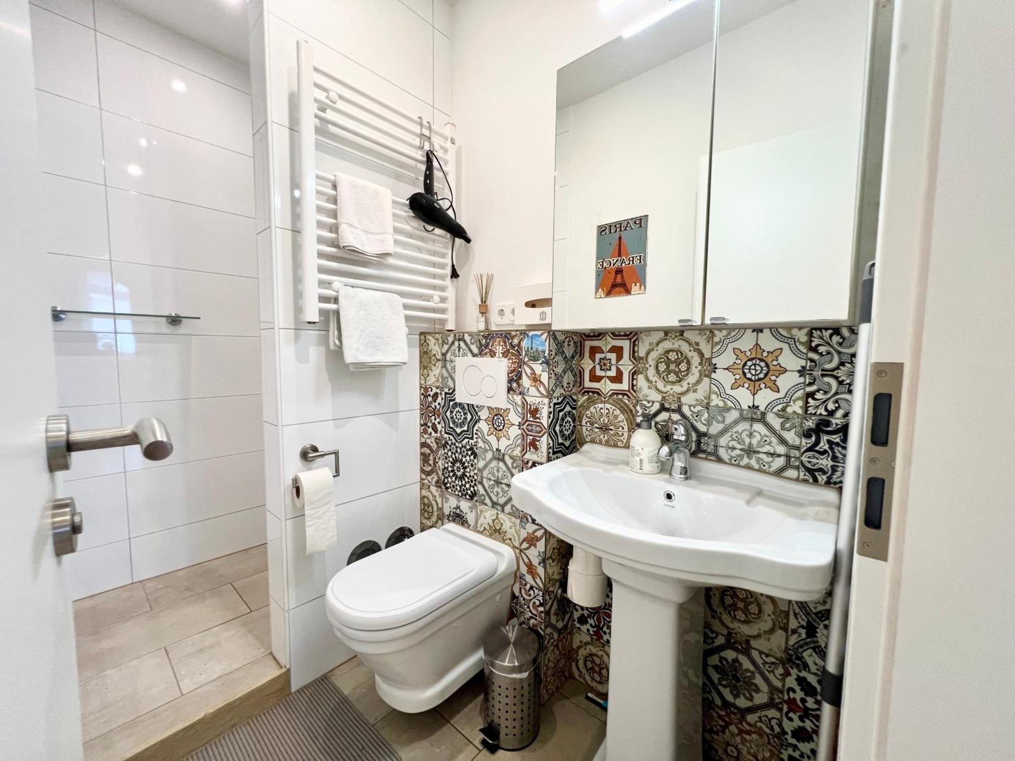Apartment Paris Fuer 4 Mit Kueche Und Wifi *